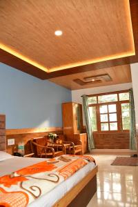 Rúm í herbergi á Guruchhaya hotel and cottages
