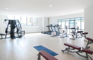 - une salle de sport avec plusieurs tapis de course et vélos d'exercice dans l'établissement Bangi Evo Mall by Maya Spa with Wifi & Great View, à Bandar Baru Bangi