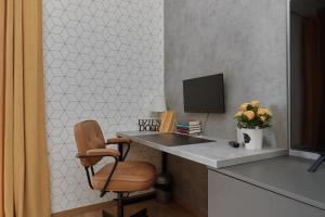 a room with a desk with a chair and a tv at Marina Na Grobli Studio Apartments by Renters in Wrocław