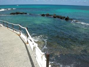 eine weiße Schiene am Meer mit Felsen im Wasser in der Unterkunft Punta mujeres casitas del mar in Arrieta