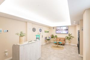 un hall de l'hôpital avec une salle d'attente avec des plantes dans l'établissement Hostal Plaza Boutique - Solo adultos, à Saragosse