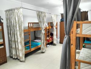 Divstāvu gulta vai divstāvu gultas numurā naktsmītnē Executive Becholars Hostel