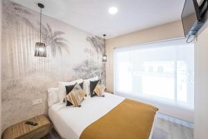 1 dormitorio con 1 cama grande y ventana grande en Hostal Plaza Boutique - Solo adultos, en Zaragoza