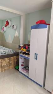 a small bedroom with a bed and a white cabinet at Casa de praia in Guarapari