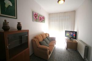 バルセロナにあるNear Maresme Forum Apartmentのリビングルーム(椅子、テレビ付)