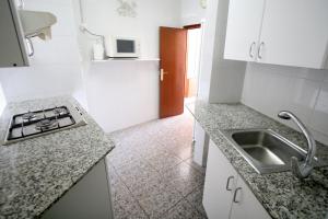 Kuchyňa alebo kuchynka v ubytovaní Near Maresme Forum Apartment + 7 fotografií