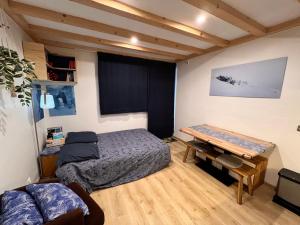 1 dormitorio con cama y escritorio. en Le Petit Cham, en Chamonix-Mont-Blanc