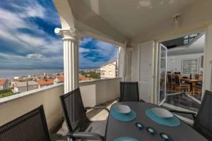 Balkón alebo terasa v ubytovaní Apartments in Crikvenica 5517