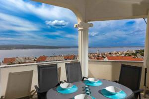 Balkón alebo terasa v ubytovaní Apartments in Crikvenica 5517