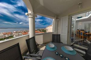 Balkón alebo terasa v ubytovaní Apartments in Crikvenica 5517