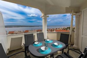 Balkón alebo terasa v ubytovaní Apartments in Crikvenica 5517
