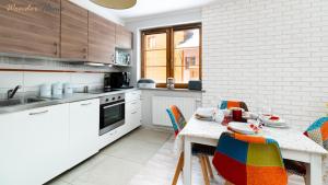Η κουζίνα ή μικρή κουζίνα στο Wonder Home - Apartamenty Leśny Dom z balkonami, niedaleko centrum, w cichej okolicy +58 φωτογραφίες