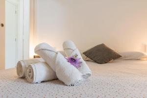 een paar sokken en handdoeken op een bed bij Apartament Montserrat in Piera