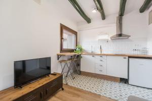 a kitchen with a flat screen tv on a table at Apartament Montserrat in Piera