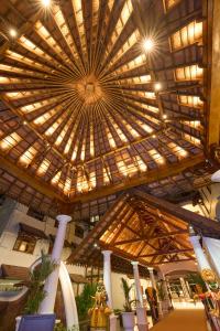 een gebouw met een groot houten plafond met verlichting bij The Leela Ashtamudi, A Raviz Hotel in Kollam