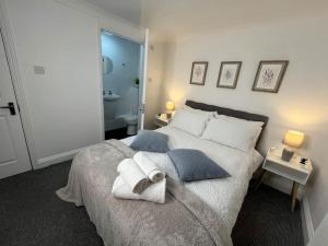 1 dormitorio con 1 cama con toallas en Modern & Stylish Haven In Heart of London, en Londres