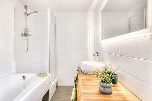 ein Badezimmer mit einer Badewanne, einem Waschbecken und einem WC in der Unterkunft 2-Zimmer Ferienwohnung Rüti mit SW-Balkon in Brand