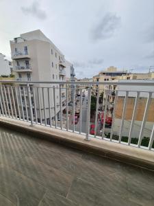 une rampe sur un pont avec des bâtiments en arrière-plan dans l'établissement Cocktail Apartment, à San Pawl il-Baħar
