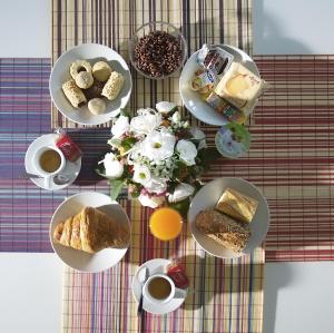 un tavolo con piatti e tazze di caffè di B&b La Casa Del Nonno a Guardiagrele