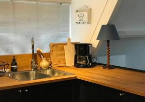 Kitchen o kitchenette sa Charming Chalet Whistler in the Heart of Durbuy