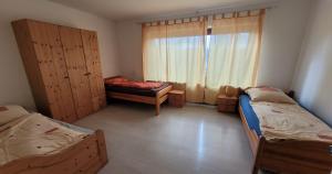 Ένα ή περισσότερα κρεβάτια σε δωμάτιο στο Schöne Wohnung für Monteure bis zu 8 Personen in Burgbrohl