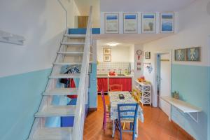 Zimmer mit einer Leiter, einem Tisch und einer Küche in der Unterkunft Casa Celeste - Goelba in Pomonte