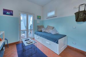 ein blaues Zimmer mit einem Bett und einem Tisch in der Unterkunft Casa Celeste - Goelba in Pomonte
