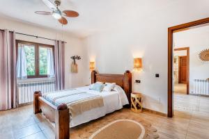 Postel nebo postele na pokoji v ubytování Pine tree Finca Espiga