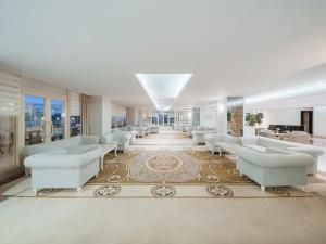 una grande sala d'attesa con divani e tavoli di Asteria Bloom Side a Kızılağaç