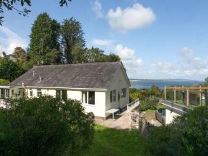 ein weißes Haus mit Meerblick in der Unterkunft Coastal Cottage with Stunning Views Pass the Keys in Llanddona