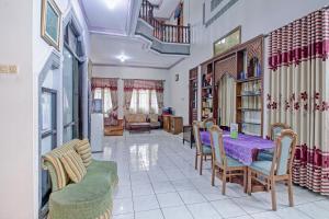 Imagen de la galería de OYO 90543 An-nur Guest House Syariah, en Kuningan