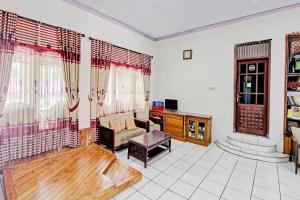אזור ישיבה ב-OYO 90543 An-nur Guest House Syariah