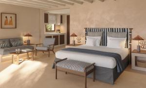 1 dormitorio con cama y sofá en Dunas de Formentera, en Es Arenals