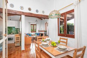 cocina y comedor con mesa y sillas en Villa Binisol en Binibeca