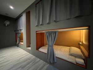 1 dormitorio con litera y ventana en Beach Jungle en Ko Chang