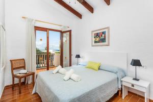 Ένα ή περισσότερα κρεβάτια σε δωμάτιο στο Villa Binisol +31 φωτογραφίες