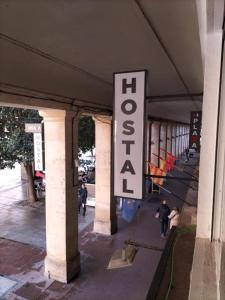 Un panneau qui dit bois creux sur un bâtiment dans l'établissement Hostal Plaza Boutique - Solo adultos, à Saragosse