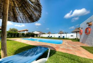- l'image d'une piscine dans une villa dans l'établissement Hacienda los Majadales, à Conil de la Frontera