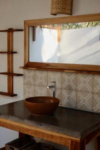 baño con lavabo de madera en una encimera en Still Salty Escape, en El Viejo