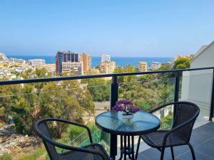 una mesa y sillas en un balcón con vistas al océano en Sea Views Villa Benalmádena ComoTuCasa en Benalmádena