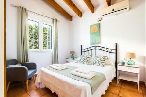 Postel nebo postele na pokoji v ubytování Villa Rouss + 37 fotografií