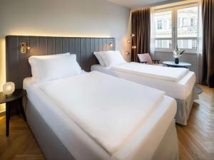 Postel nebo postele na pokoji v ubytování Hotel Am Konzerthaus - MGallery Collection