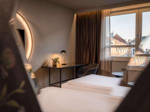 Postel nebo postele na pokoji v ubytování Hotel Am Konzerthaus - MGallery Collection