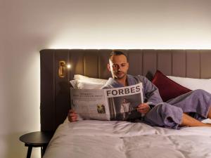 Postel nebo postele na pokoji v ubytování Hotel Am Konzerthaus - MGallery Collection