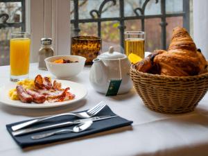 a table with a plate of food and a basket of bread at Mercure Lyon Centre Château Perrache in Lyon