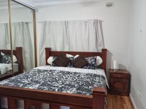 Un pat sau paturi într-o cameră la Beautiful 3 Bedroom Cottage