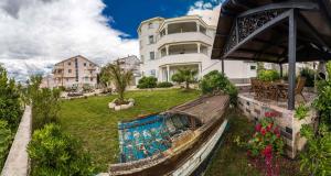 Bazén v ubytovaní Apartments in Crikvenica 5517 alebo v jeho blízkosti