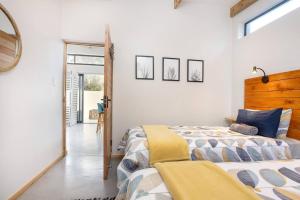 una camera da letto con due letti e una finestra di Mountain and Sea Cottage a Hermanus
