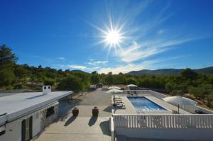 un edificio con piscina y el sol en el cielo en House Natura, en Gornji Seget