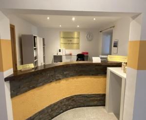 Habitación grande con vestíbulo y barra. en Pension am Weberhof nur 20 Autominuten von München, en Ebersberg 120 fotos más